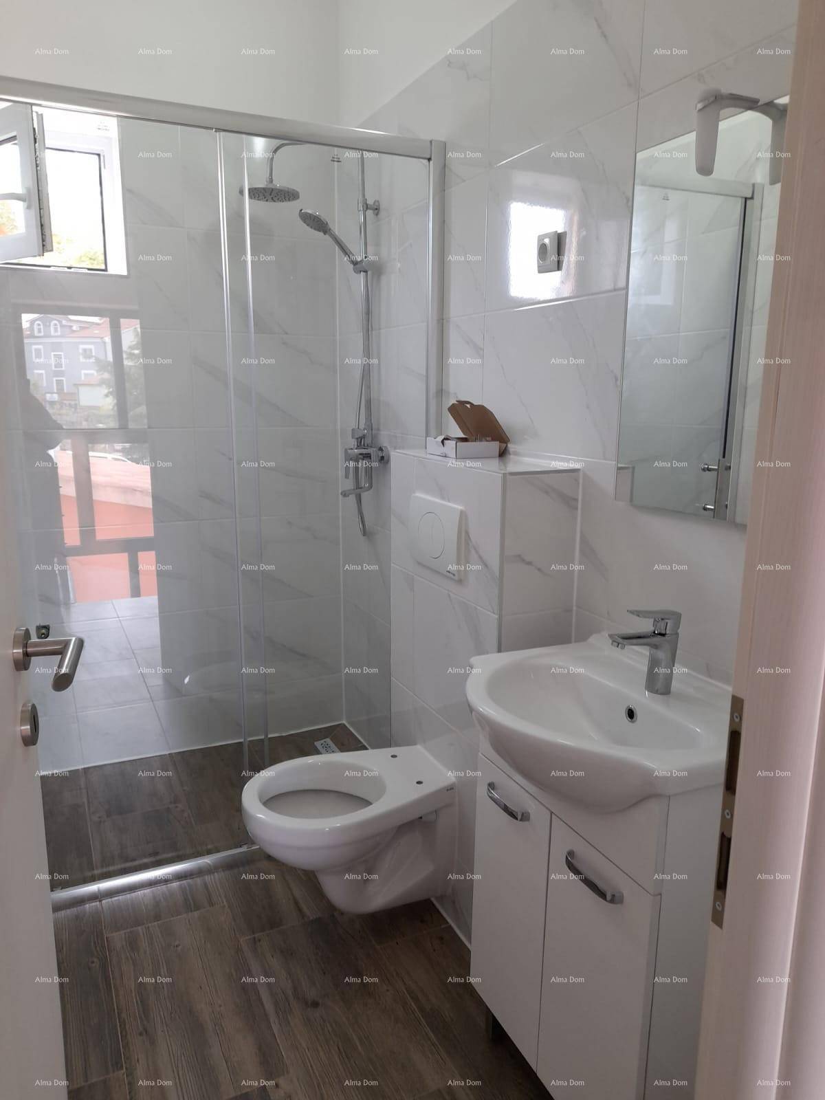 Modernes Badezimmer mit Duschkabine, wandhängendem WC und Waschbecken mit Unterschrank.