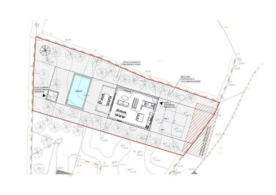 Lageplan des Grundstücks mit eingezeichnetem Haus, Pool und umgebenden Bäumen.