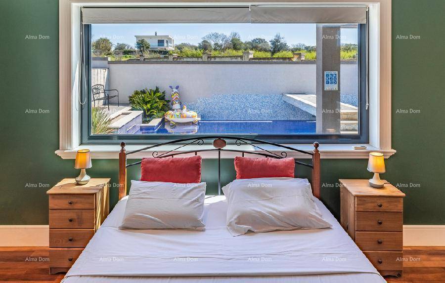 Schlafzimmer mit Doppelbett und direktem Blick auf den privaten Poolbereich.