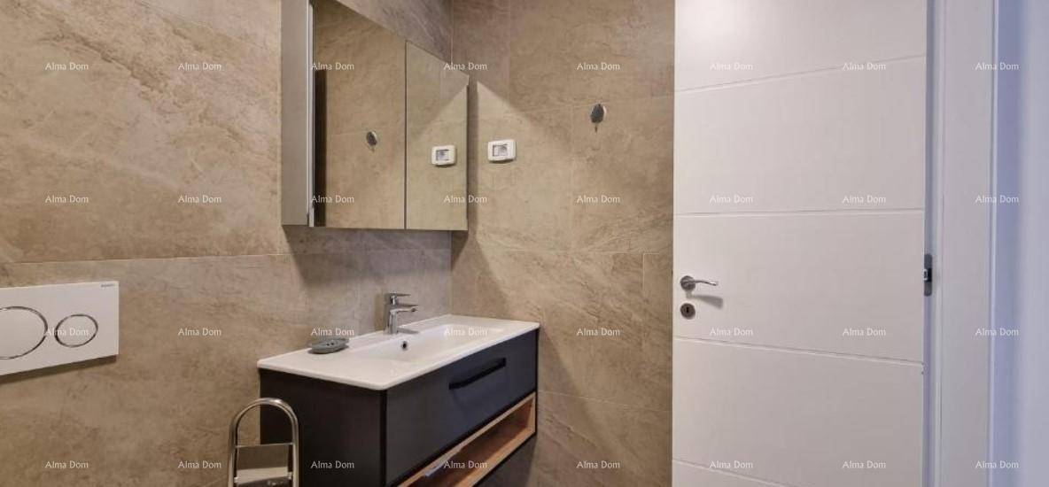 Modernes Badezimmer mit Einzelwaschbecken, Spiegelschrank und beigefarbenen Fliesen.