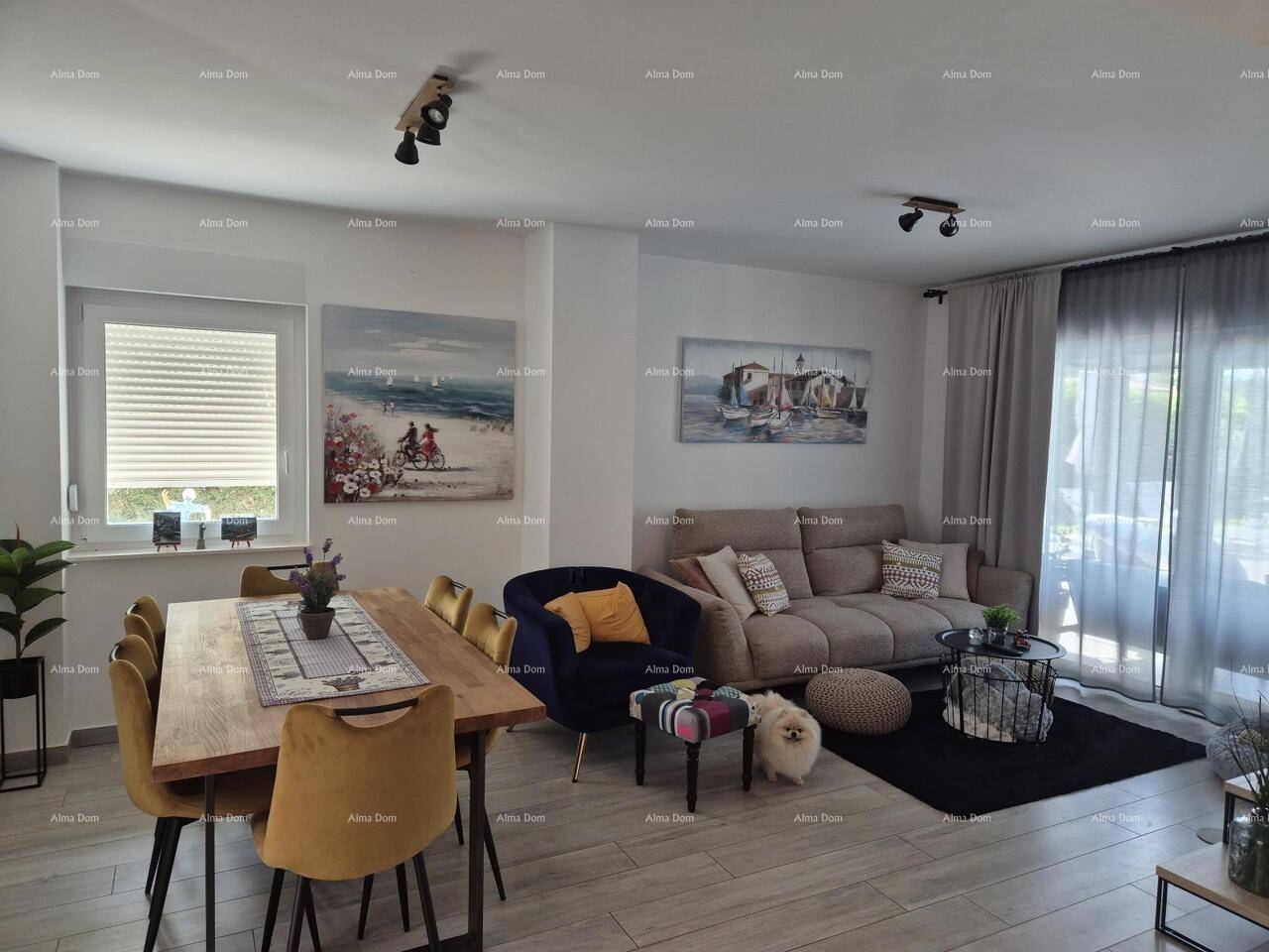 Heller Wohn- und Essbereich mit bequemen Sofas, Esstisch und moderner Dekoration.