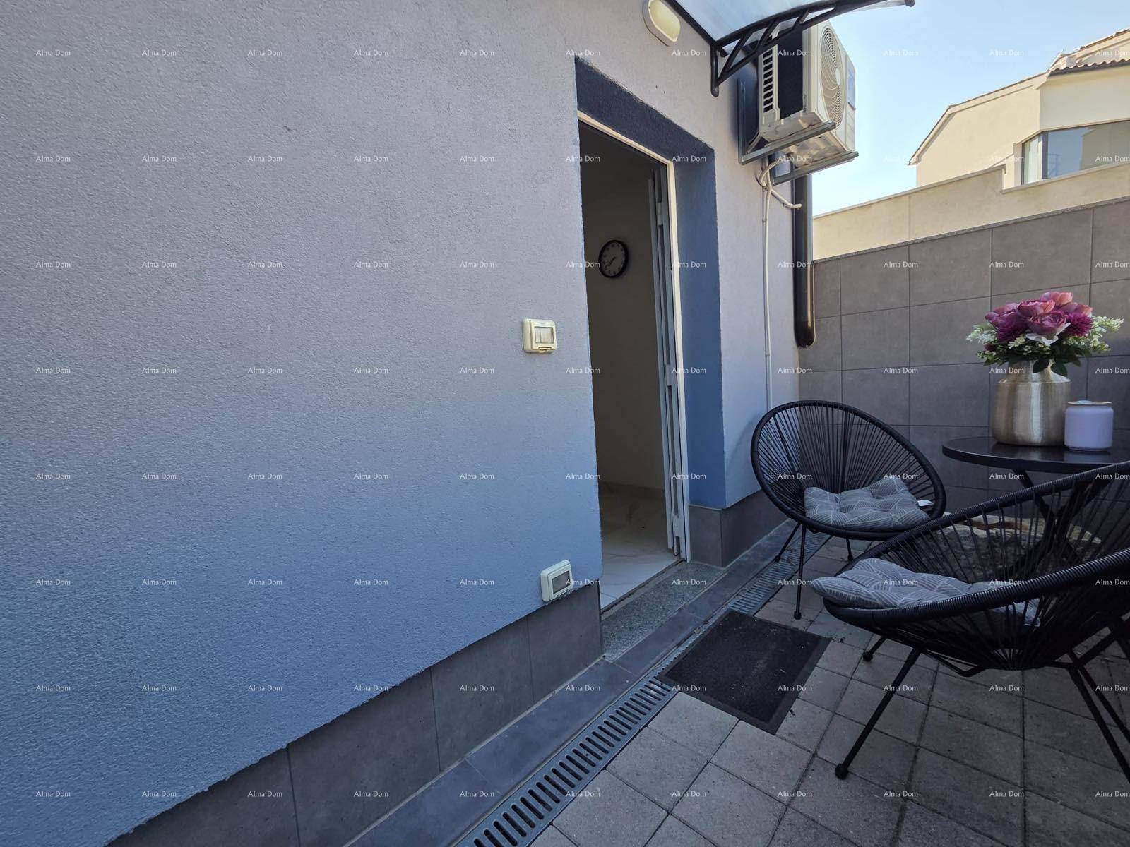 Gemütlicher Balkon mit modernen Sitzgelegenheiten, Klimaanlage und Blick auf die Umgebung.