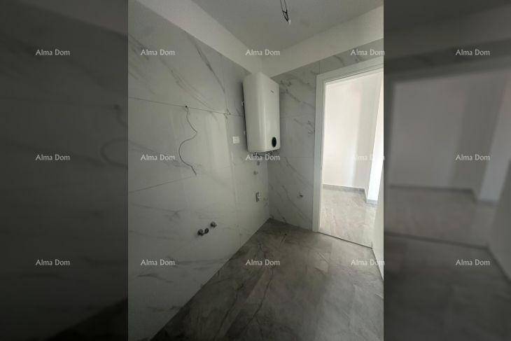 Hauswirtschaftsraum im Bau mit Wandfliesen und einem installierten Warmwasserbereiter.