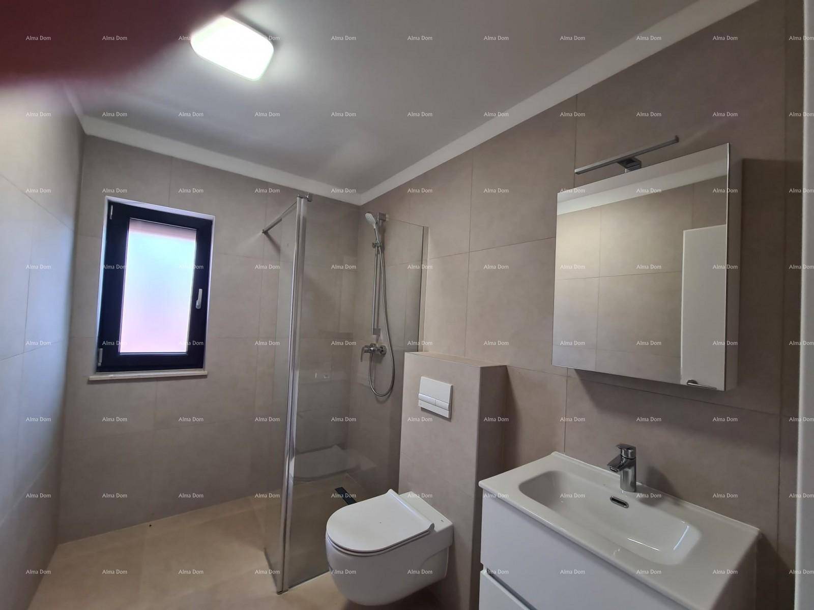 Helles Badezimmer mit Fenster, moderner Dusche und Waschtisch, komplett gefliest.