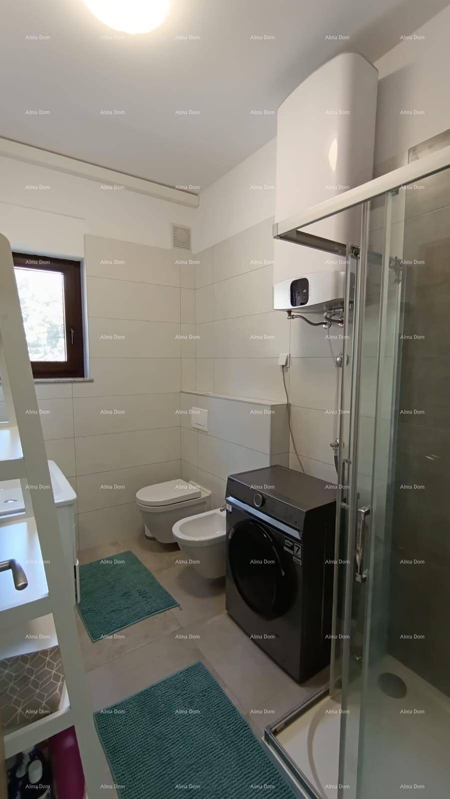 Modernes Badezimmer mit Dusche, Bidet, Waschmaschine und Fenster.
