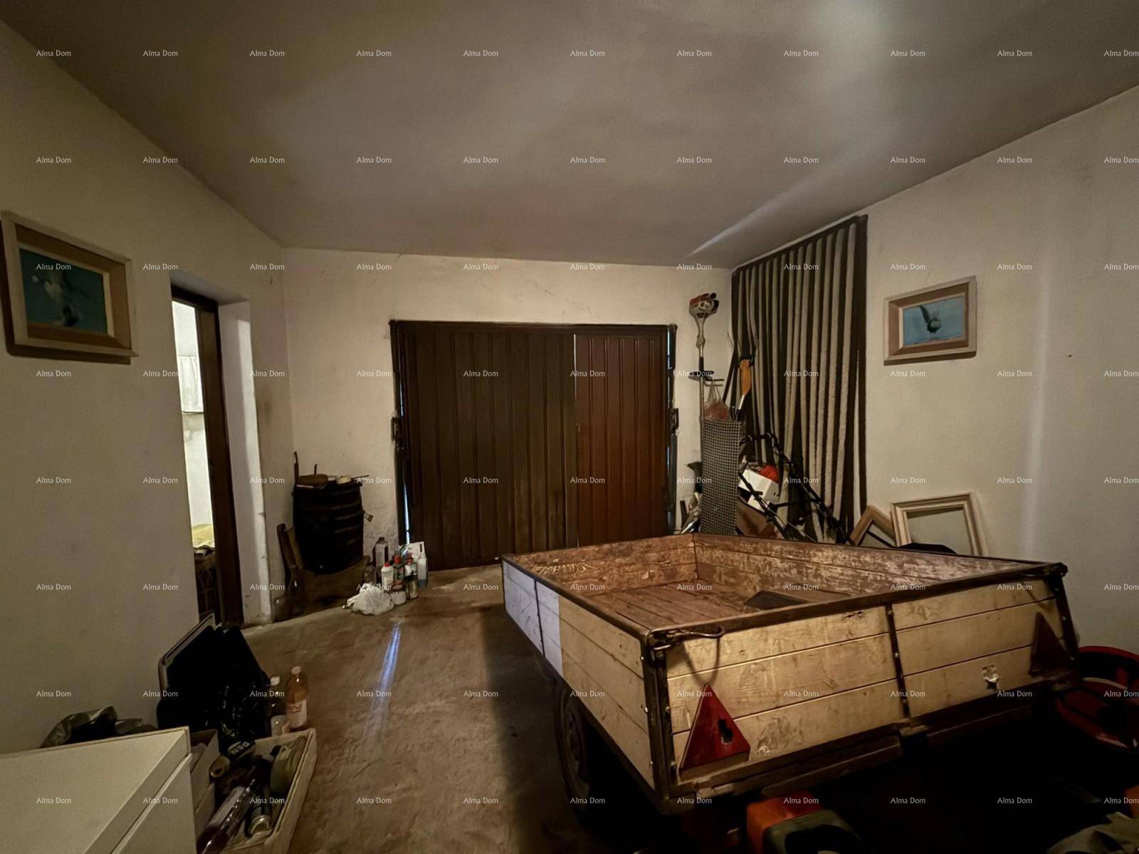 Geräumige Garage oder Abstellraum mit einem Anhänger und Werkzeugen.