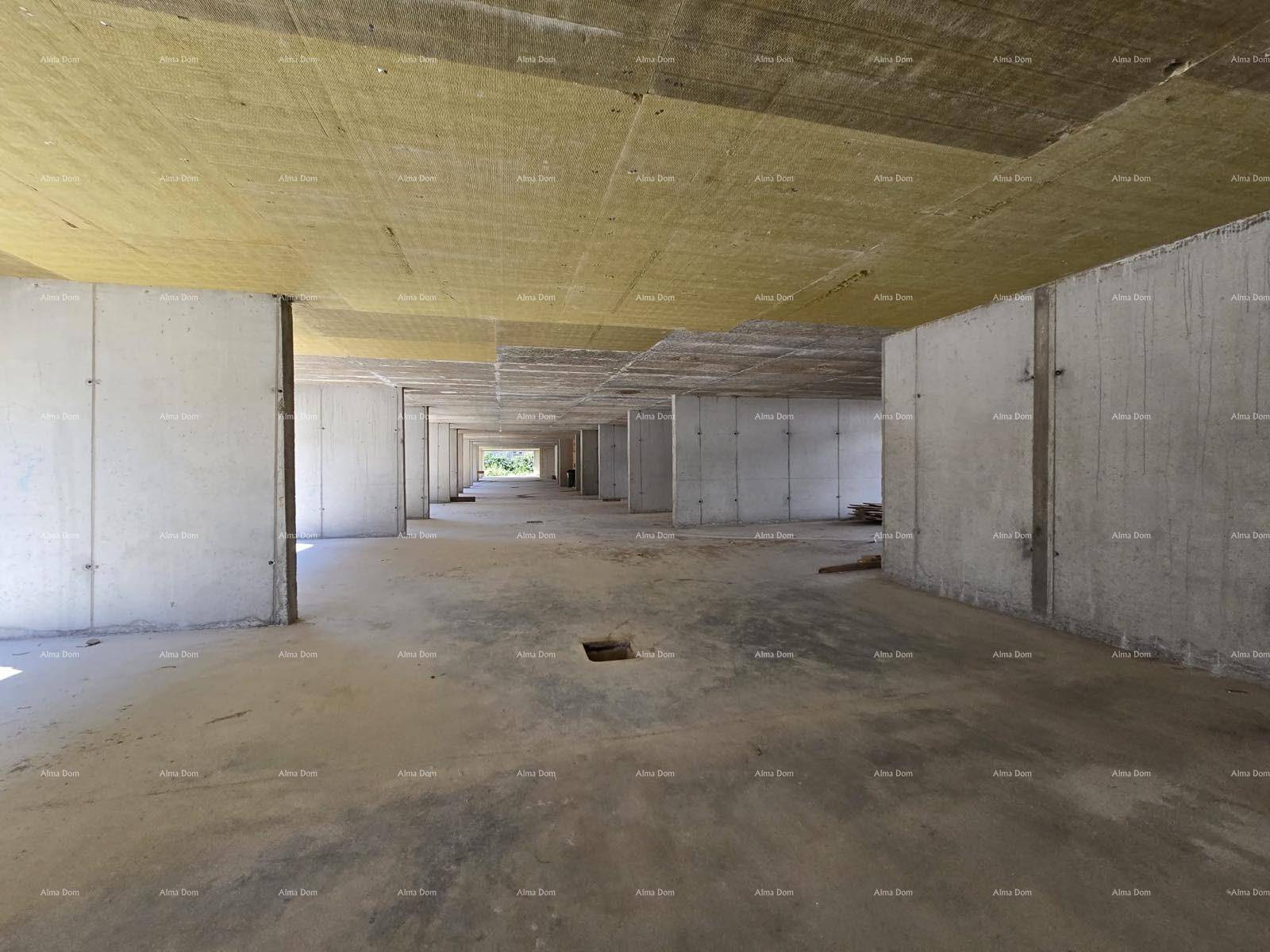 Unfertiger Kellerbereich mit Betonwänden und isolierter Decke, bereit für den weiteren Ausbau.