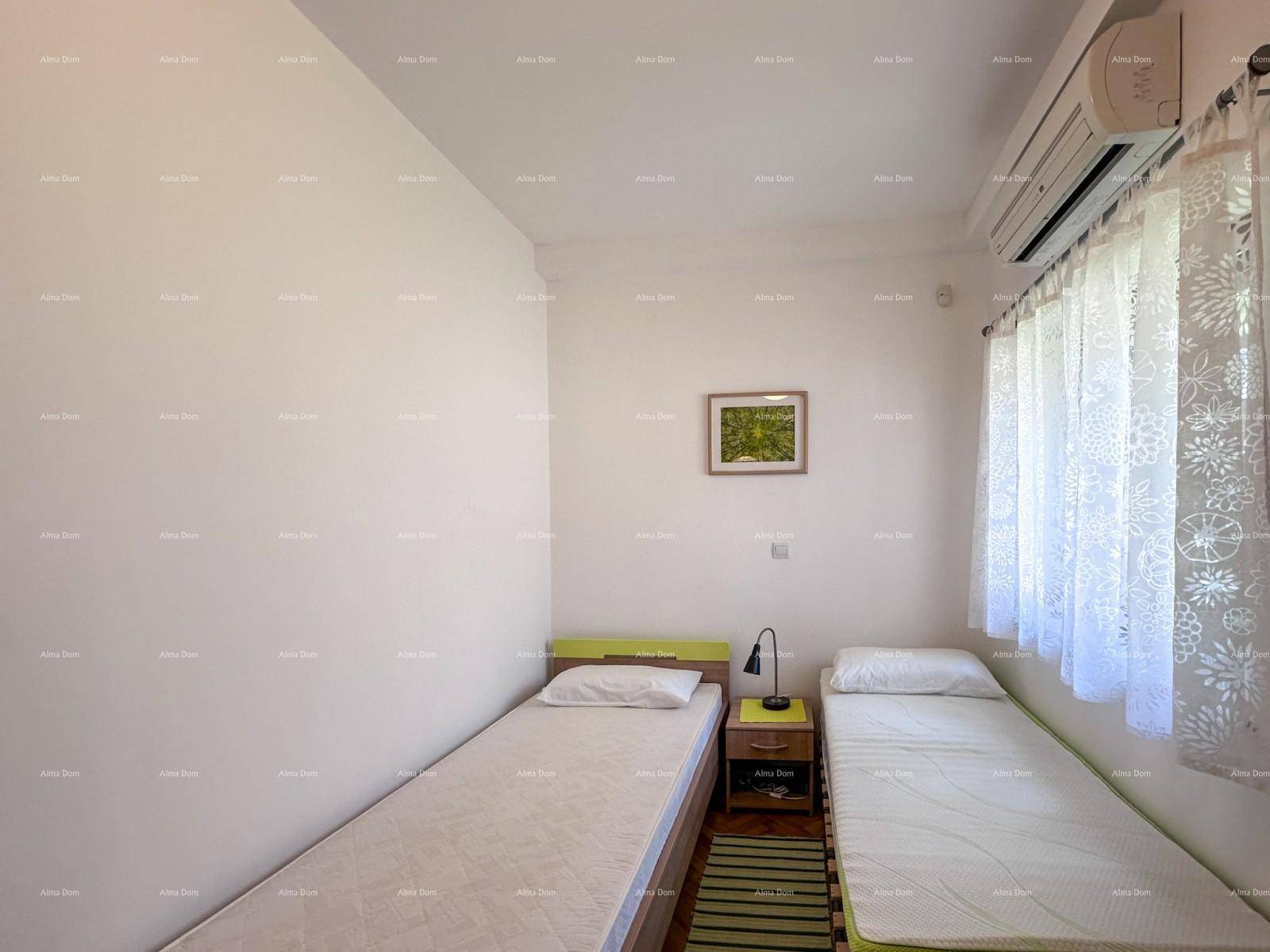 Helles Schlafzimmer mit zwei Einzelbetten und Fenster für natürliches Licht.
