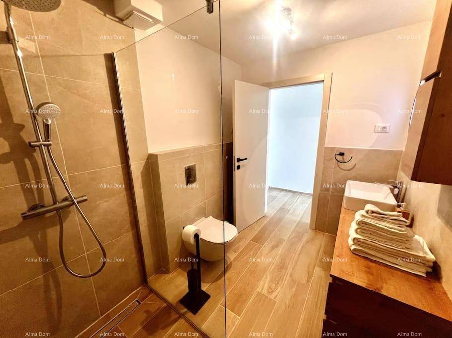 Helles Badezimmer mit begehbarer Dusche, Holzwaschtisch und modernen Armaturen.