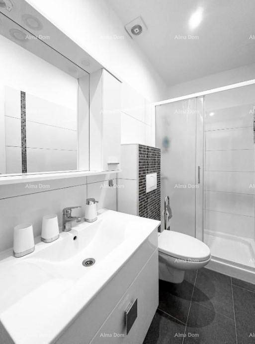 Modernes Badezimmer mit Dusche, Waschbecken und Wand-WC in Weiß und Grau.
