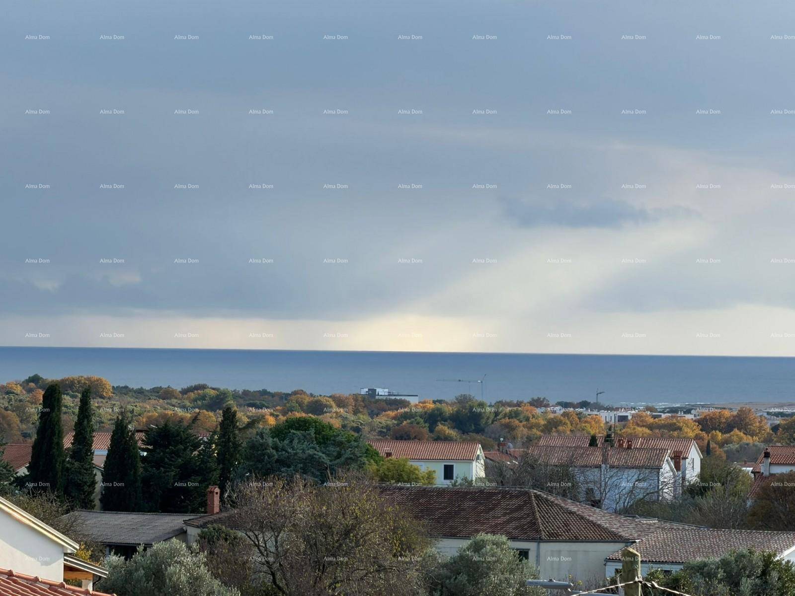Panoramablick auf das Meer und die umliegende Wohngegend unter bewölktem Himmel.