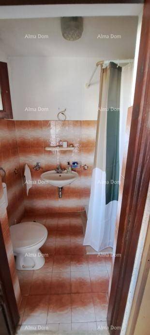 Badezimmer mit Dusche, WC, Waschbecken und orangefarbenen Fliesen.