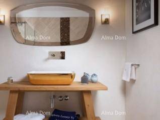 Individuelles Badezimmer mit einem auffälligen orangefarbenen Waschbecken und einer Holzkonsole.
