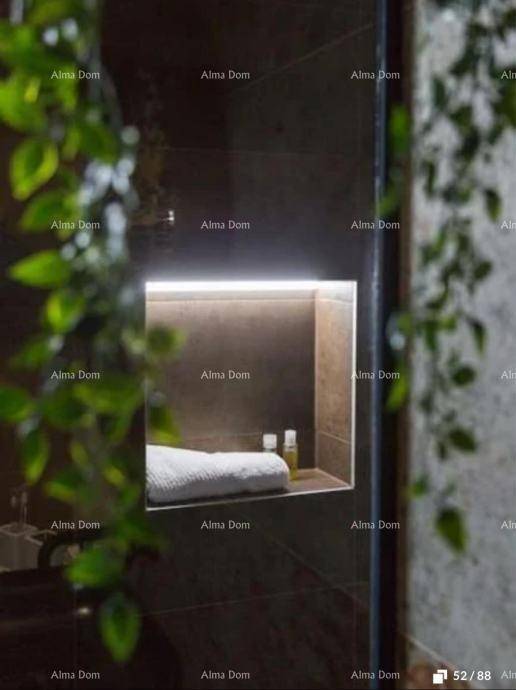 Modernes Badezimmer mit integrierter Nische und Beleuchtung, umgeben von dunklen Fliesen.