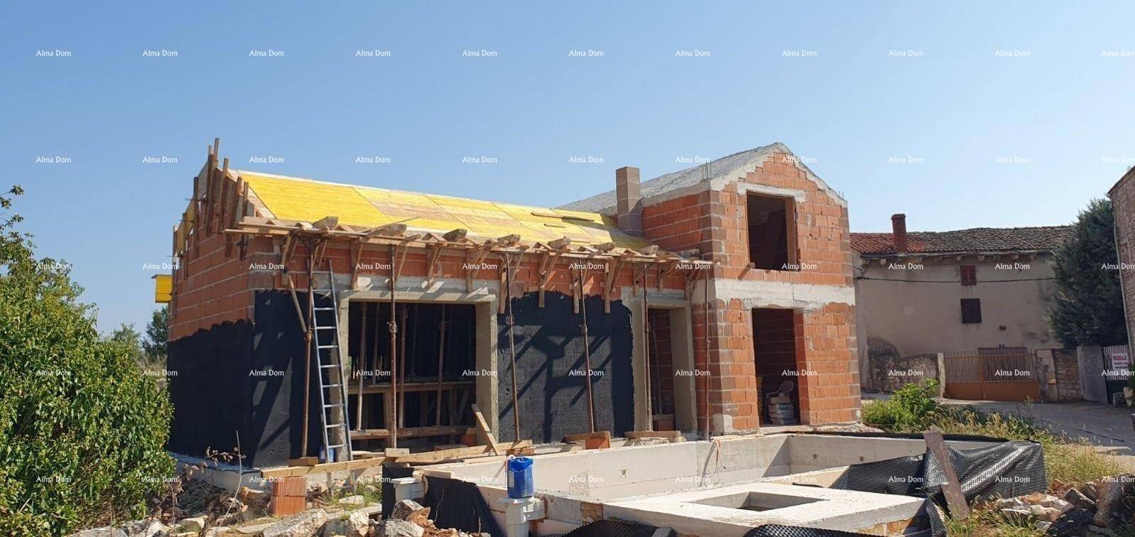 Rohbau eines Hauses mit Ziegelwänden, Holzkonstruktion und vorbereiteter Poolgrube.
