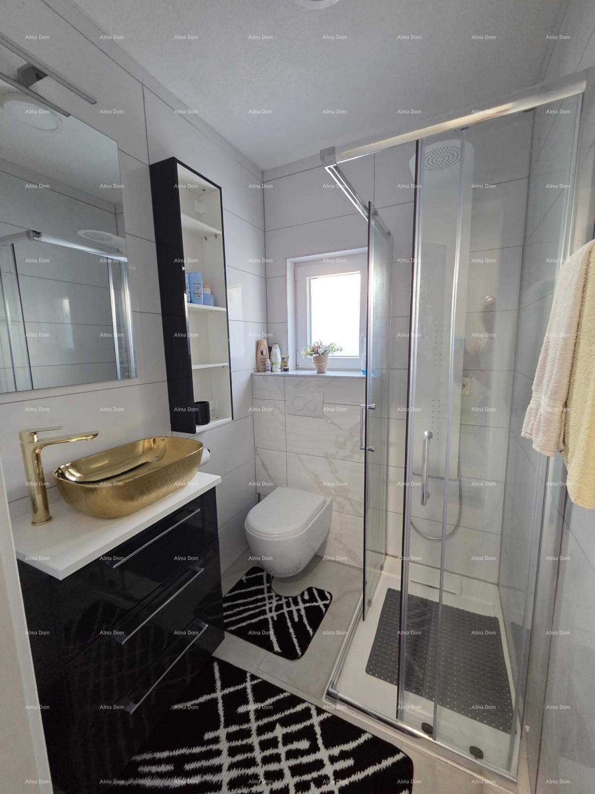 Modernes Badezimmer mit Duschkabine, goldenem Waschbecken und Spiegelschrank.