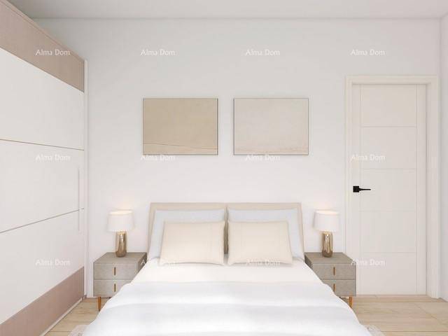 Helles Schlafzimmer mit Doppelbett, Nachttischen und integriertem Kleiderschrank.