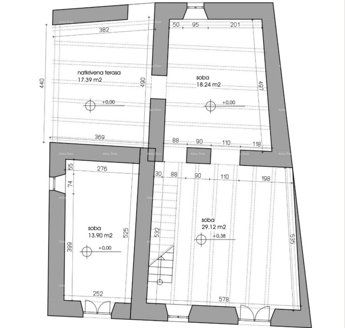 Detaillierter Grundriss mit Raumaufteilung und Maßen für eine überdachte Terrasse und Zimmer.