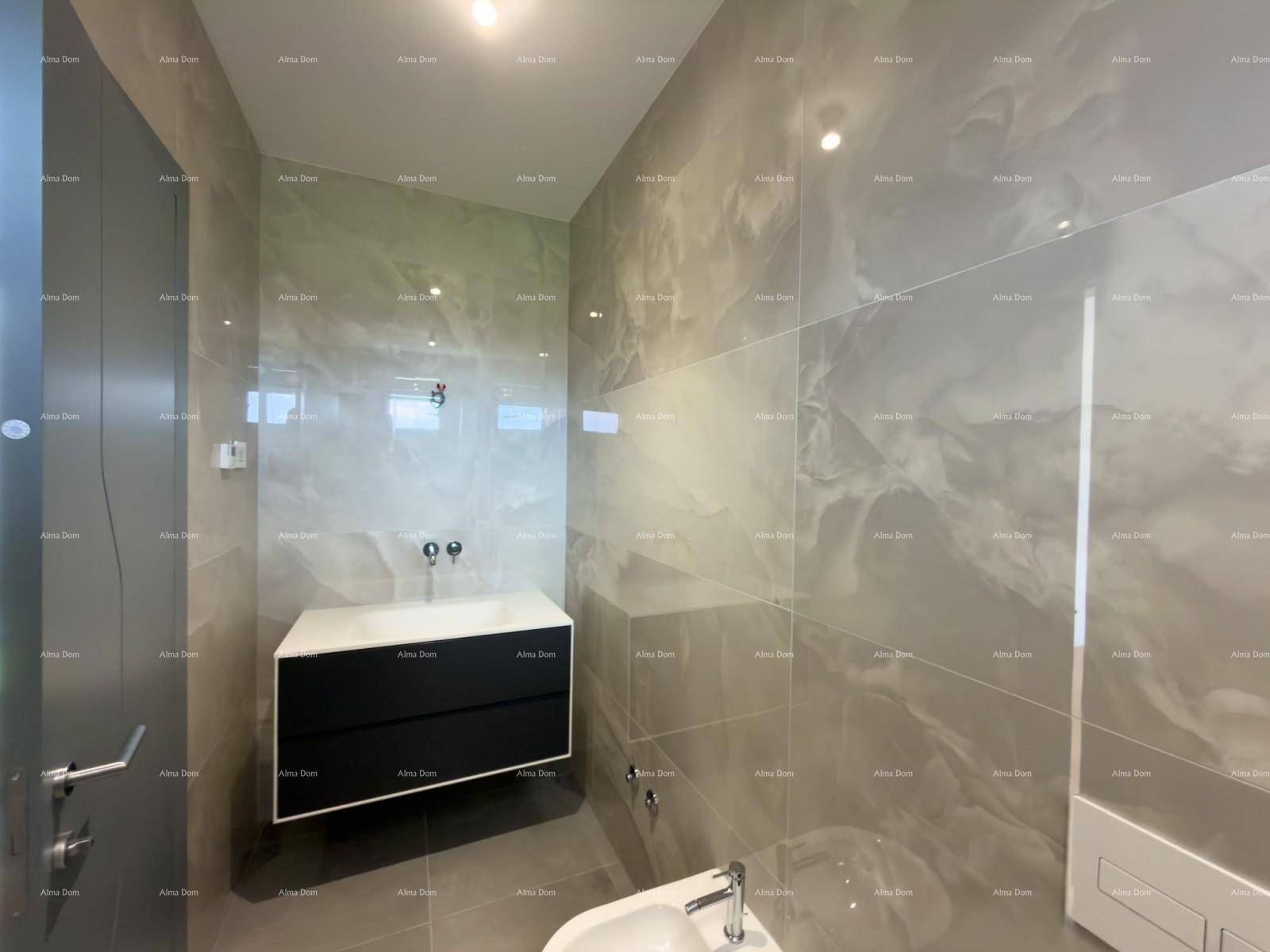 Elegantes Badezimmer mit grauen Marmorfliesen, modernem Waschtisch und Bidet.