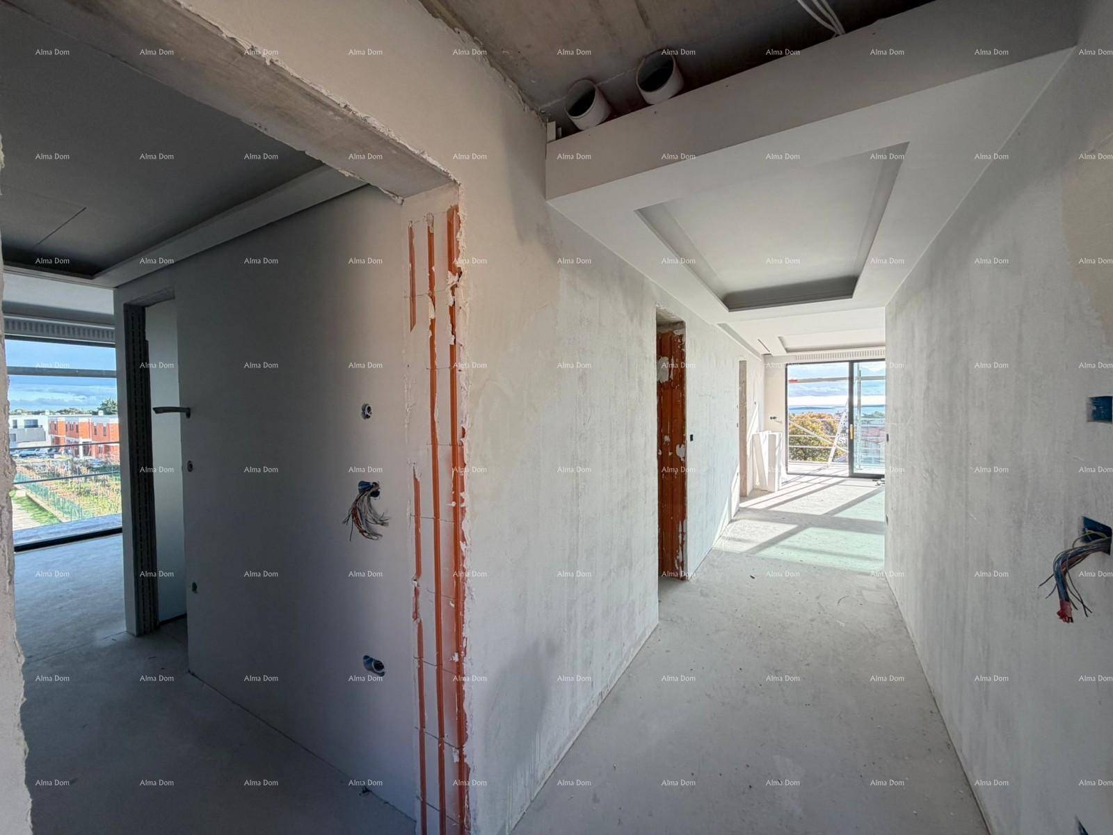 Flur im Rohbau mit sichtbaren Installationen und Zugang zu weiteren Räumen.
