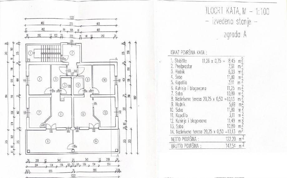 Grundriss des Obergeschosses mit Schlafzimmern und Balkonzugang.