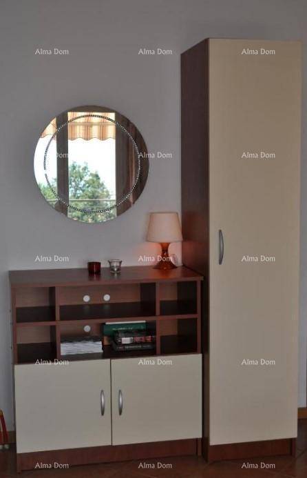 Heller Flur mit Spiegel, Kommode und hohem Schrank für zusätzlichen Stauraum.