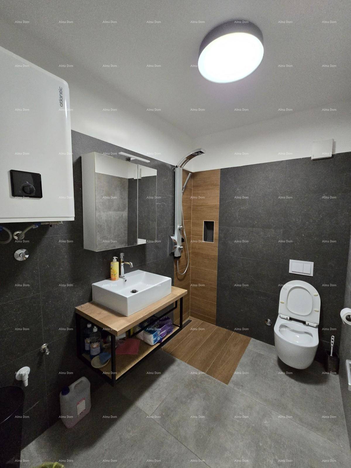 Modernes Badezimmer mit dunklen Fliesen, quadratischem Waschbecken, wandhängendem WC und Duschbereich.