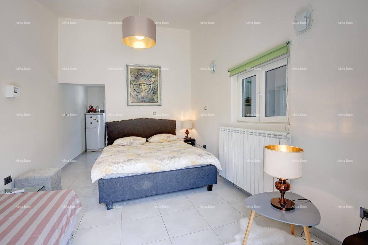 Gemütliches Schlafzimmer mit Doppelbett, Fliesenboden und hellem Ambiente.