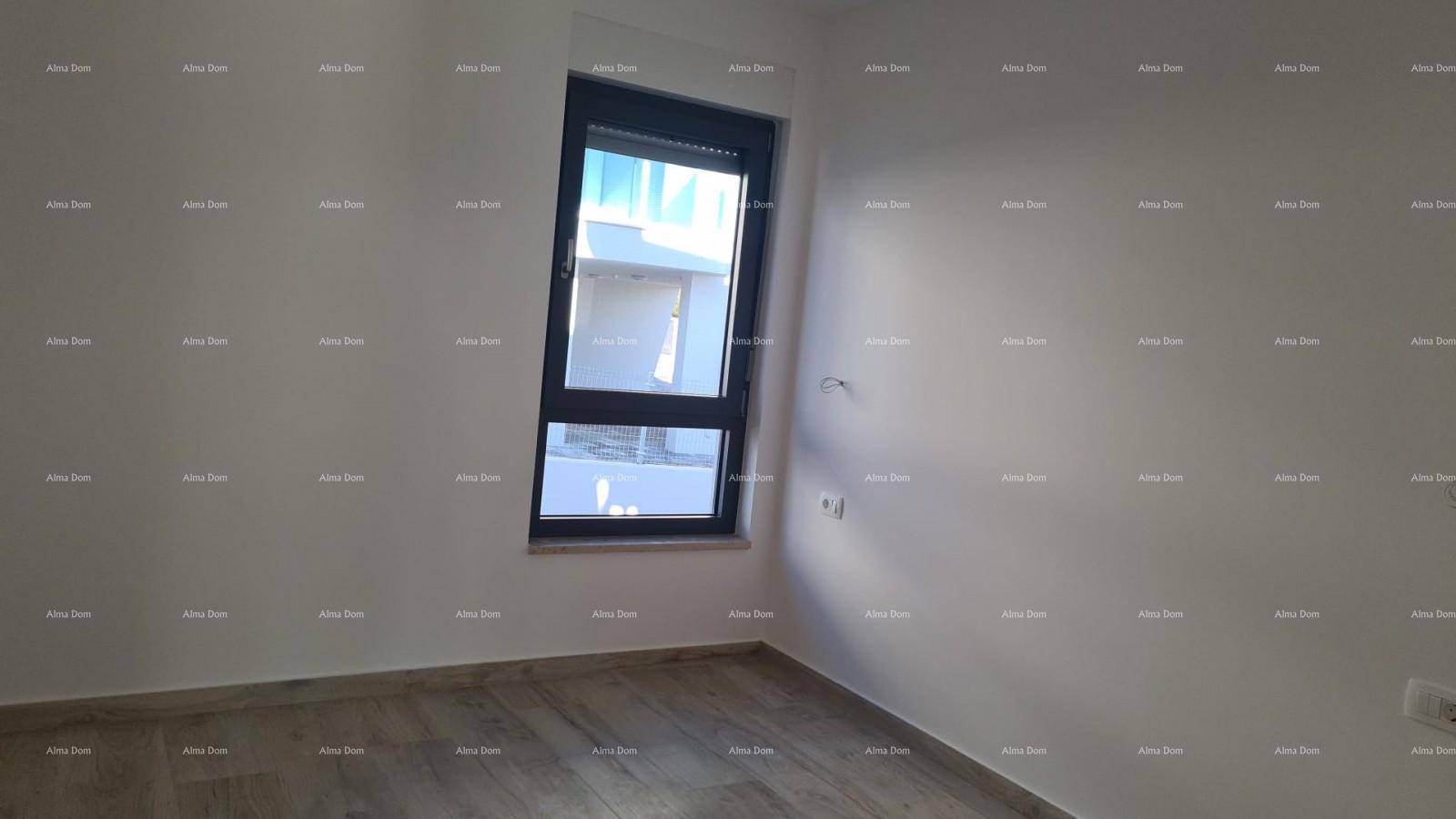 Leeres Zimmer mit hellem Fliesenboden und einem hohen Fenster.