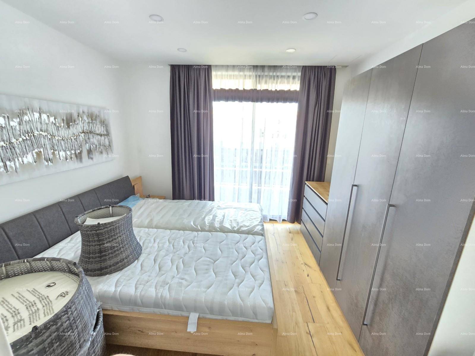 Schlafzimmer mit Doppelbett und großem Kleiderschrank, hell und geräumig.