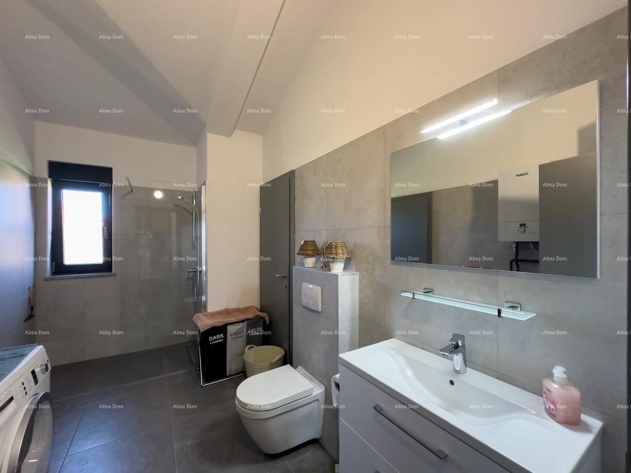 Modernes Badezimmer mit Dusche, WC, Waschbecken und Waschmaschine.