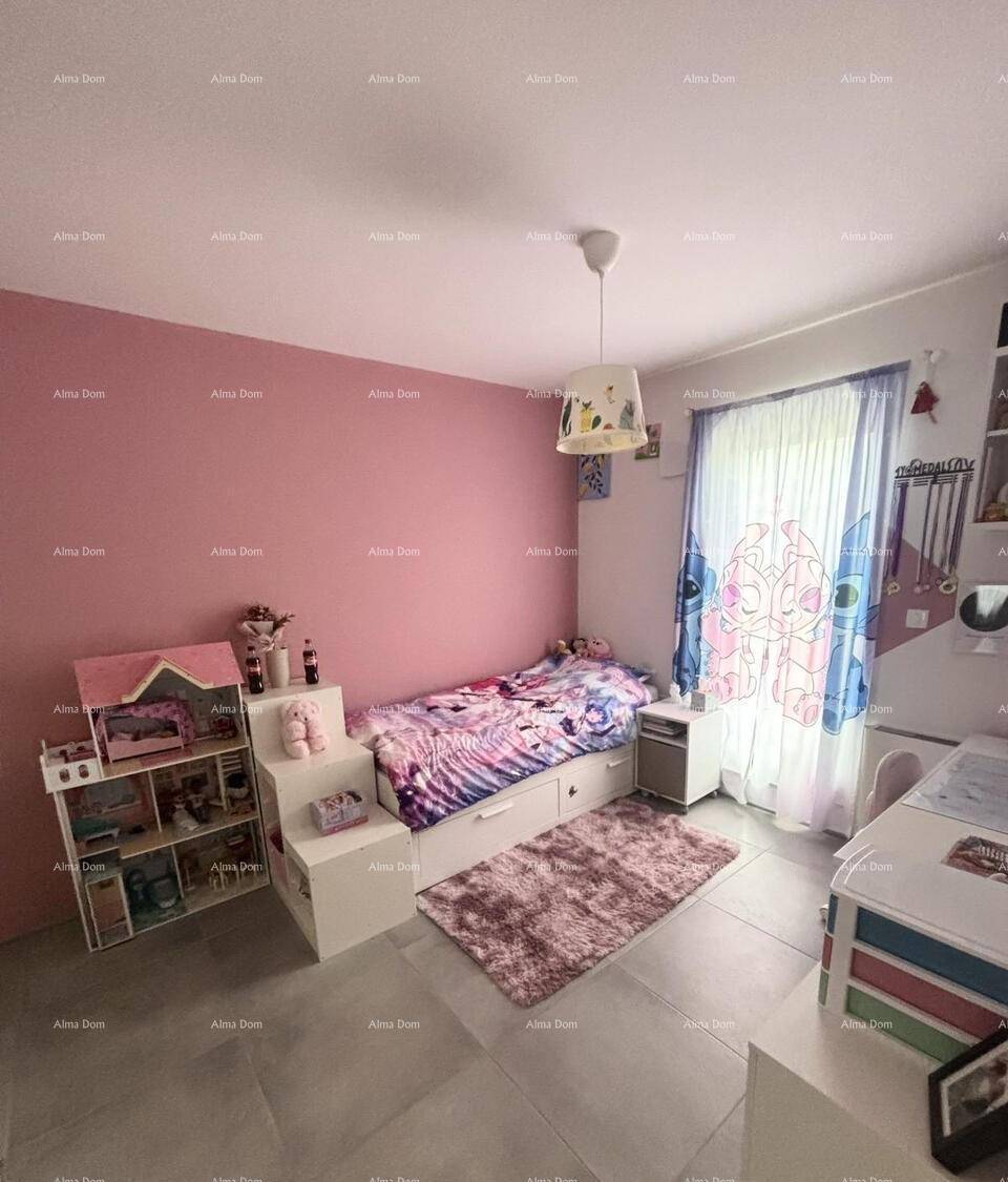 Mädchenzimmer mit rosa Wand, Einzelbett und Spielzeugregal.