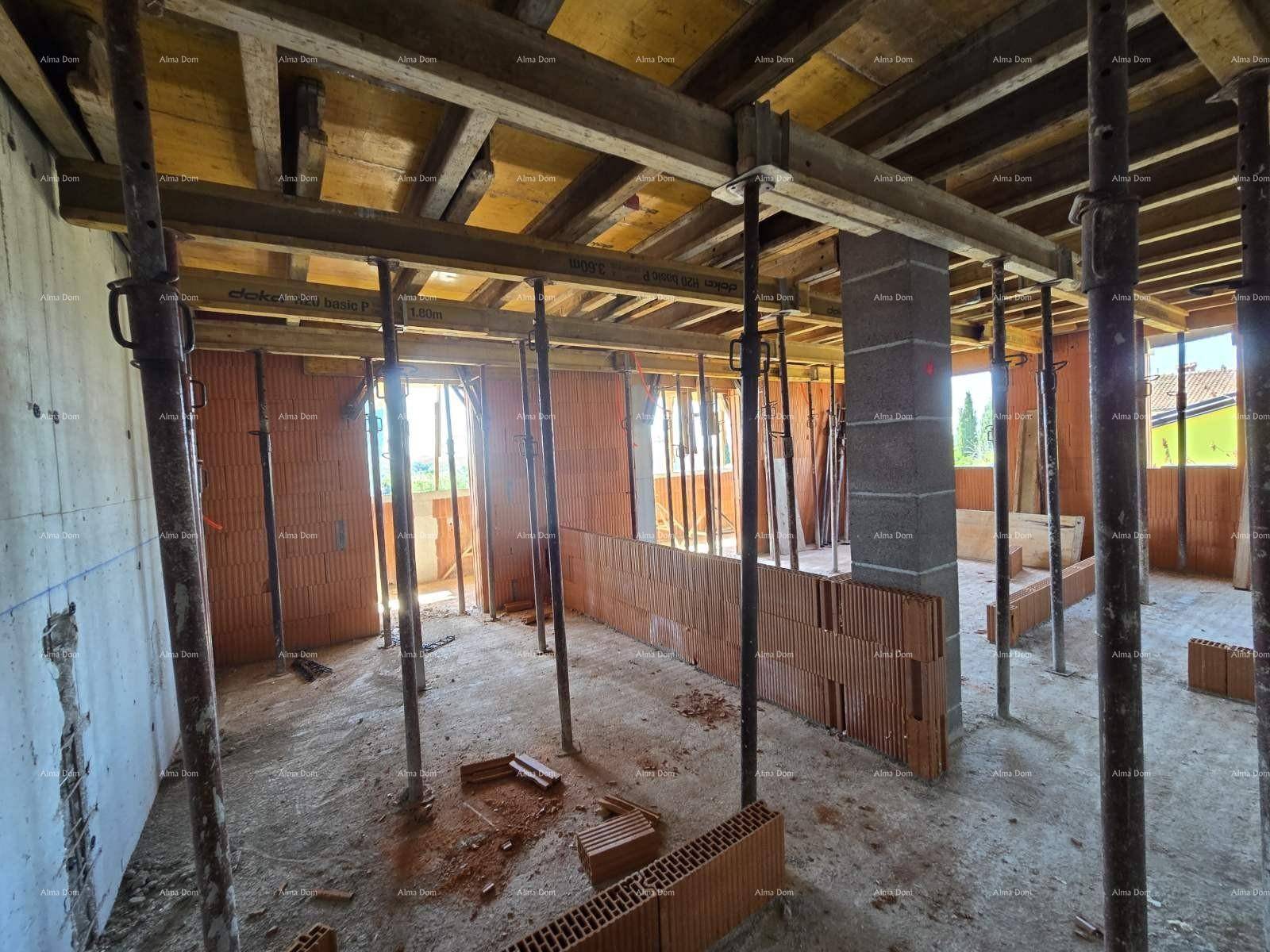 Großer Raum im Rohbau mit vielen Deckenstützen und Ziegelwänden, bereit für weitere Bauarbeiten.