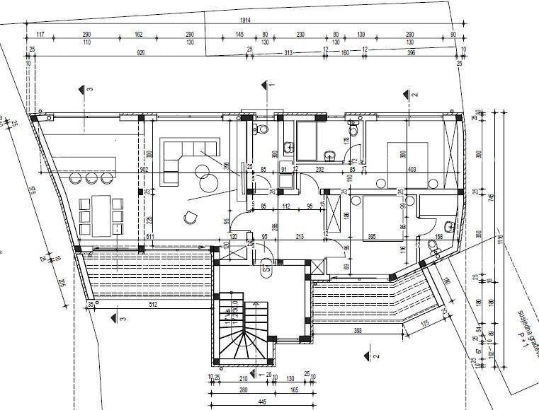 Detaillierter Grundriss einer Etage mit Raumaufteilung und Terrassenbereichen.