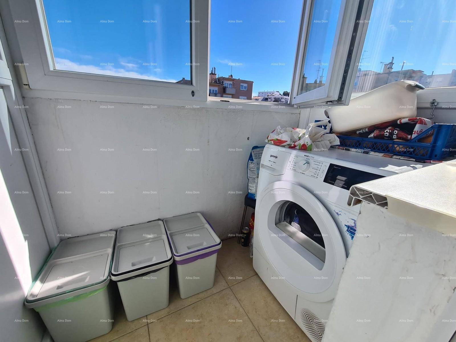 Verglaster Balkon mit Waschmaschine und Trockner, ideal als Hauswirtschaftsraum.