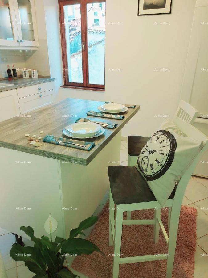 Kücheninsel mit Frühstücksbar und Hockern, ideal für schnelle Mahlzeiten.