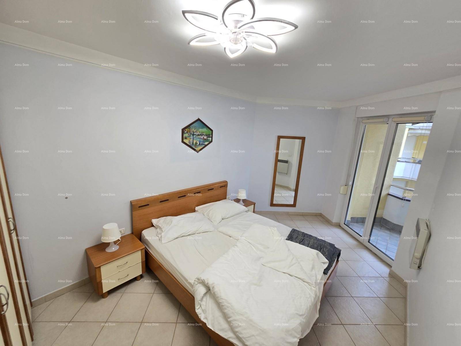 Helles Schlafzimmer mit Fliesenboden, großem Bett und Balkontür für viel Tageslicht und frische Luft.
