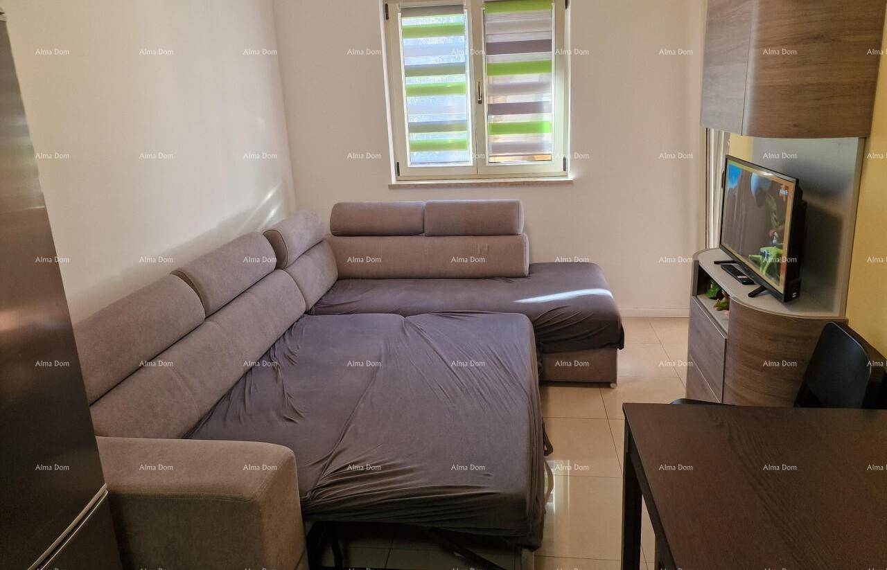 Geräumiges Wohnzimmer mit großem Ecksofa und Fenster für natürliches Licht.