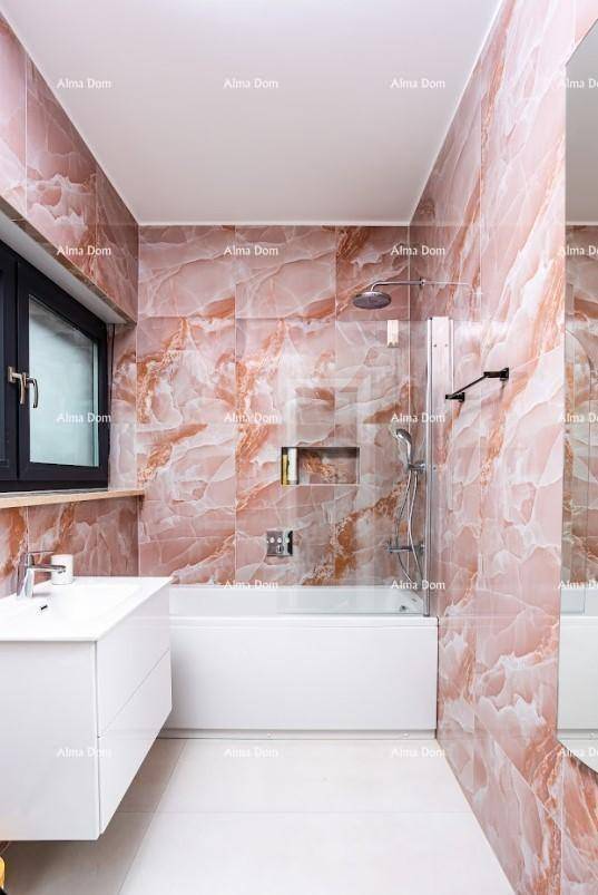 Modernes Badezimmer mit Badewanne, Duschbereich und eleganten Marmorfliesen.