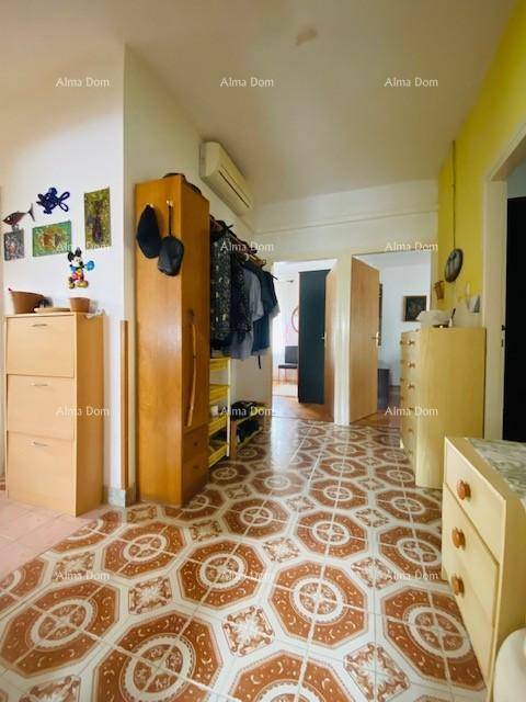 Flur mit gemusterten Fliesen, Garderobe und Kommoden, offen zu weiteren Räumen.