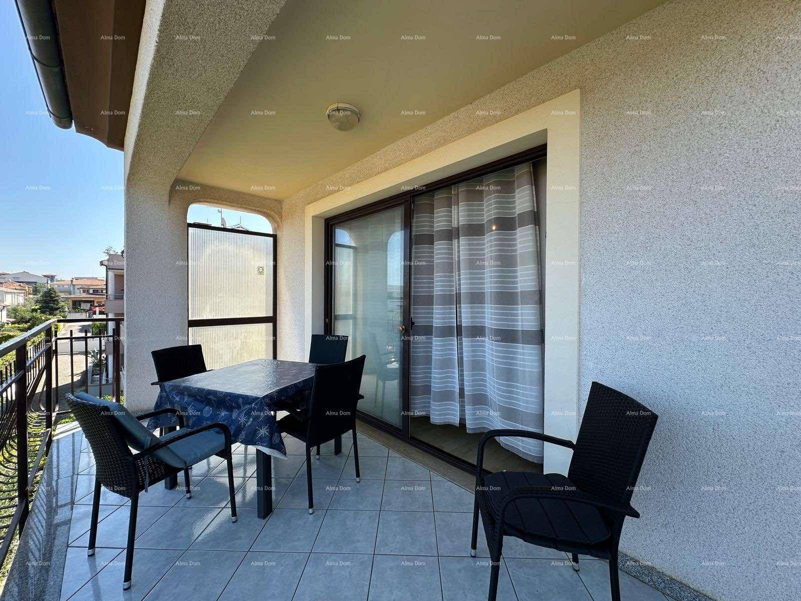 Heller Balkon mit Fliesenboden und Sitzgelegenheiten, ideal für entspannte Stunden im Freien.