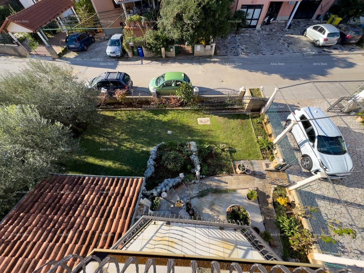 Vogelperspektive auf den Gartenbereich, die Straße und die umliegenden Häuser.