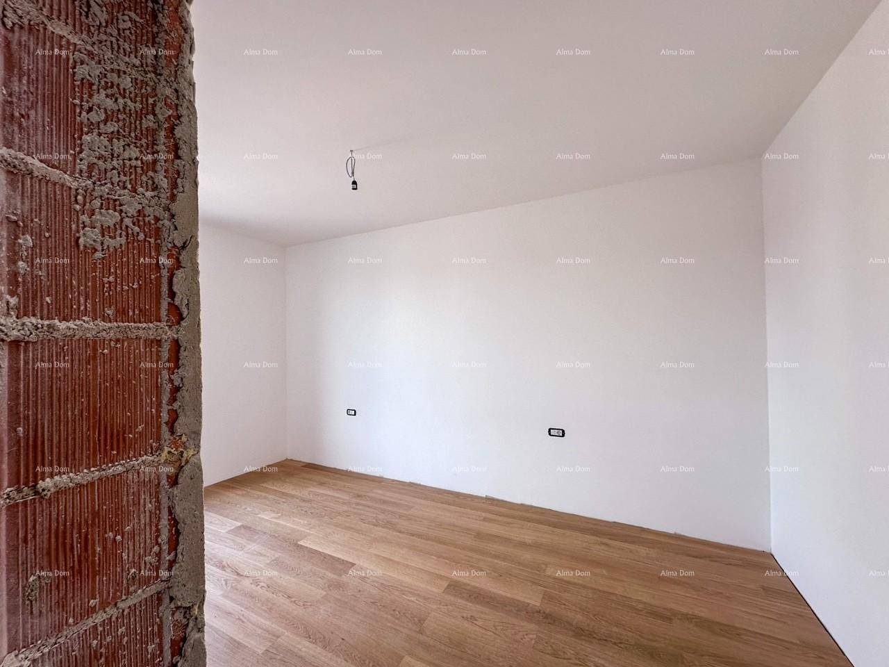 Unfertiges Schlafzimmer mit Holzboden und weißen Wänden im Rohbauzustand.
