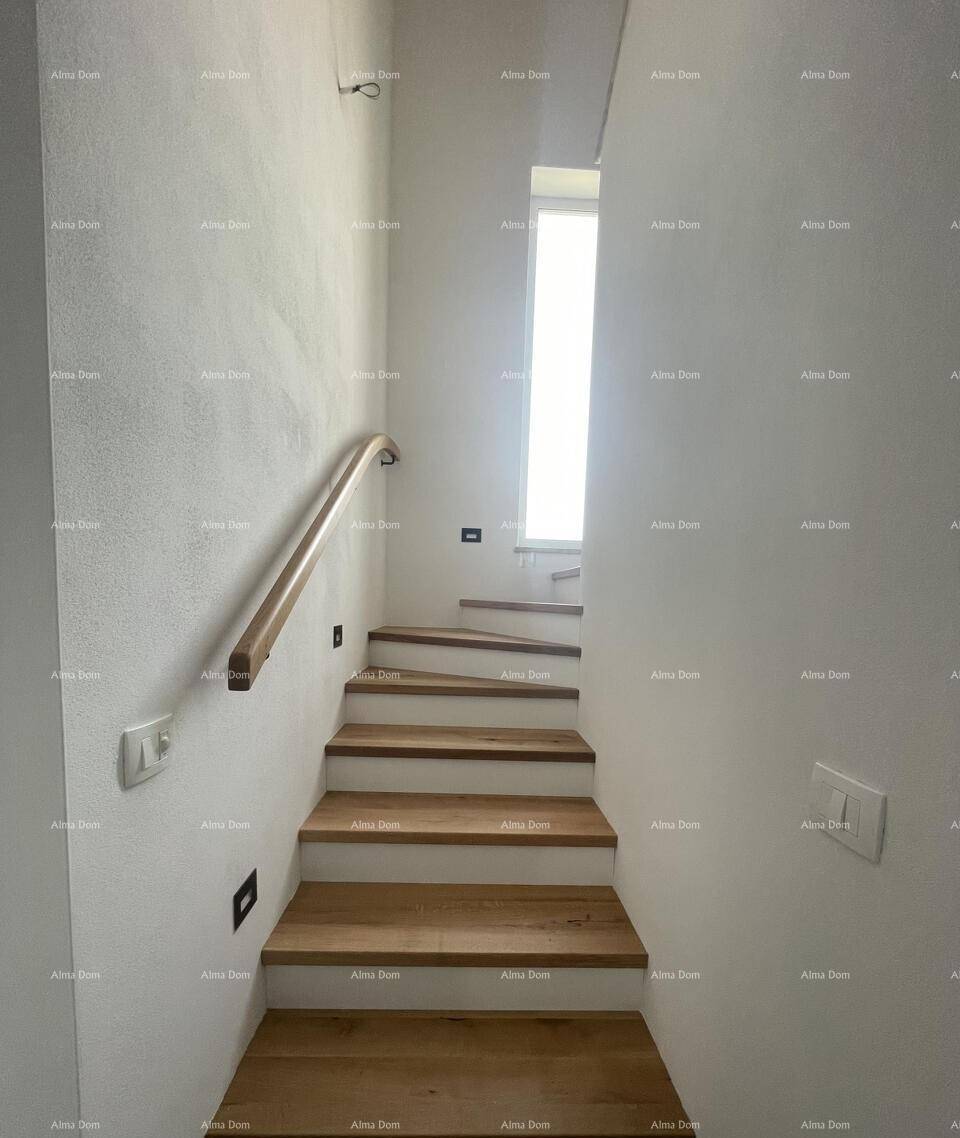 Moderne Holztreppe mit hellem Geländer und natürlichem Lichteinfall durch ein schmales Fenster.
