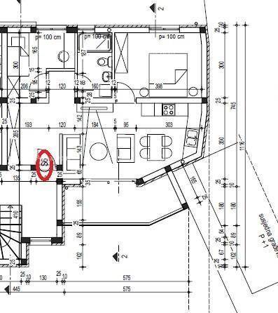 Ein detaillierter Grundriss mit Raumaufteilung, Maßen und Balkonzugang.