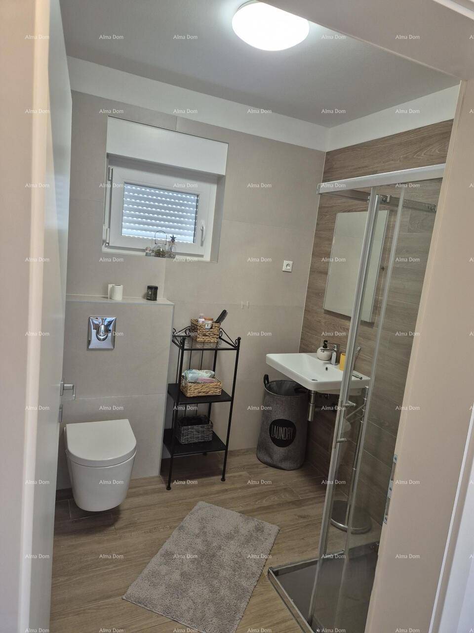 Modernes Badezimmer mit Duschkabine, wandhängendem WC und großem Spiegel.