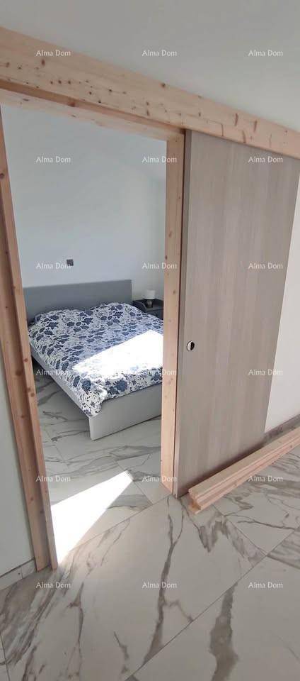 Blick durch eine Schiebetür in ein Schlafzimmer mit Marmoroptik-Fliesenboden.
