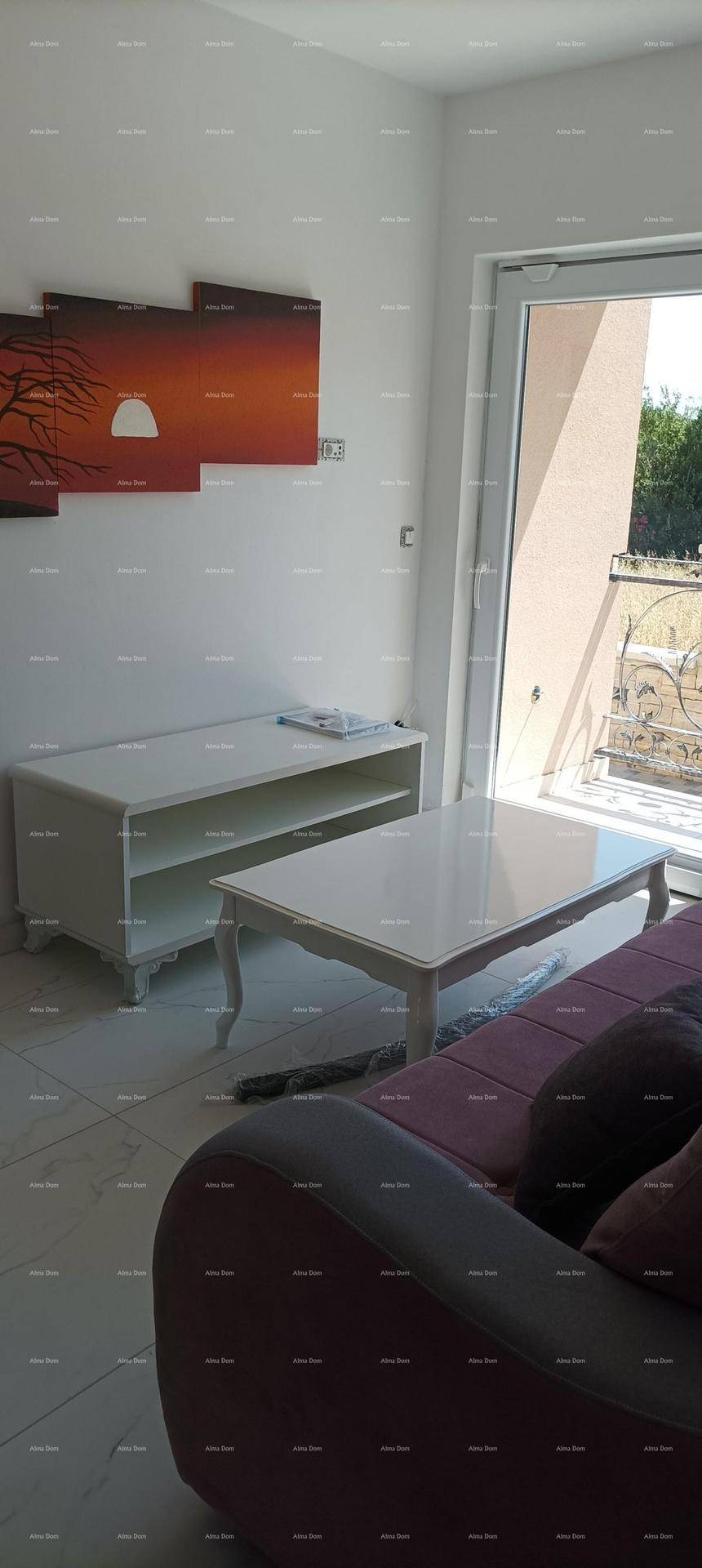Helles Wohnzimmer mit modernen Möbeln, einem Couchtisch und Zugang zu einem Balkon.