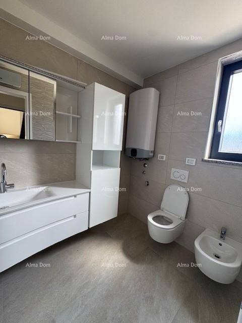 Modernes Badezimmer mit Waschtisch, wandhängendem WC, Bidet und Spiegelschrank.