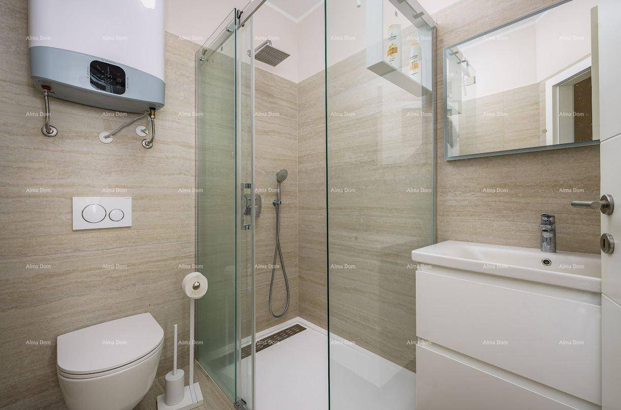 Modernes Badezimmer mit Duschkabine, Wand-WC und Waschbecken mit Unterschrank.